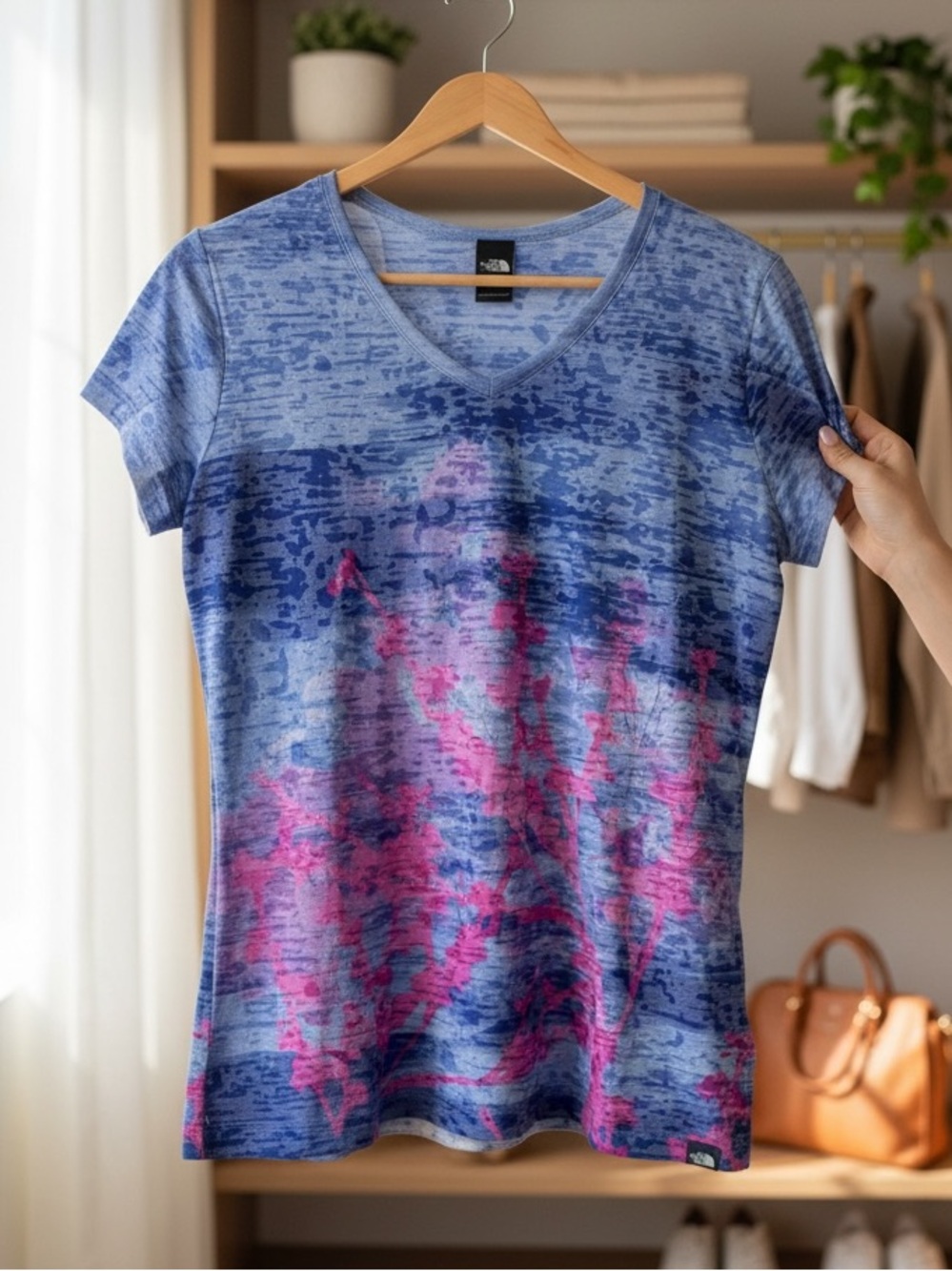 The North Face Women's Large V-Neck T-Shirt Blue & Pink Floral Graphic